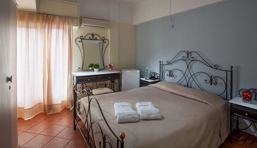Habitación con 1 cama doble o 2 individuales, baño privado