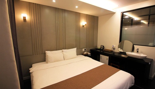 Deluxe Twin Room, No Smoking, Base 2, Max 3, Surcharge on spot