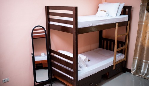 Habitación, varias camas, junto a la piscina (Bunk)