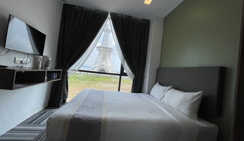 Deluxe Queen Tower View