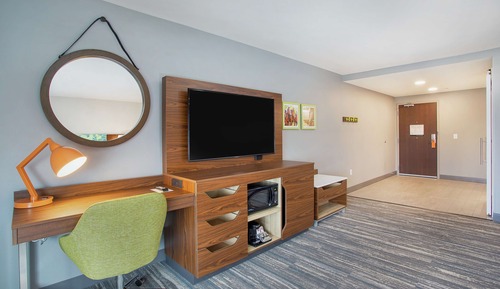 Habitación, 1 cama de matrimonio grande con sofá cama, frigorífico y microondas
