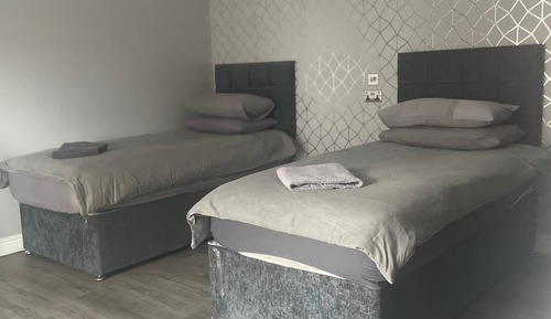 Habitación con 2 camas individuales, baño privado