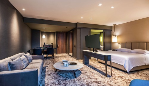 Suite estudio, 1 cama de matrimonio grande, en esquina