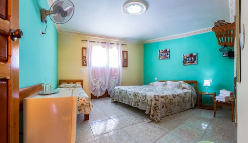 Habitación triple Deluxe, varias camas, vistas a la ciudad