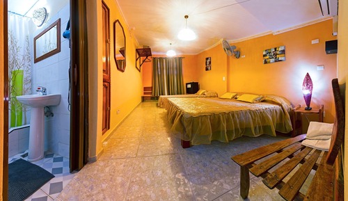 Habitación triple Confort, 2 camas dobles, no fumadores, vistas al patio