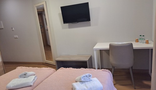 Habitación económica con 2 camas individuales, baño privado
