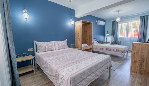 Habitación triple estándar, balcón, vistas al jardín