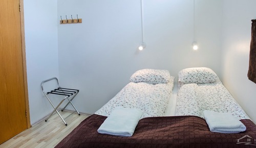 Habitación con 1 cama doble o 2 individuales, baño compartido