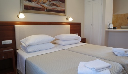 Estudio romántico, en la zona del jardín (First Floor)