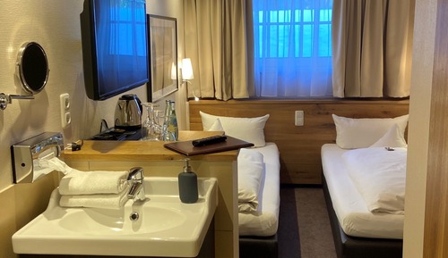 Habitación básica con 2 camas individuales
