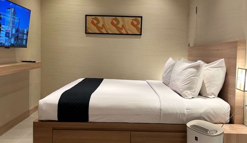 Habitación de estilo japonés con una cama doble