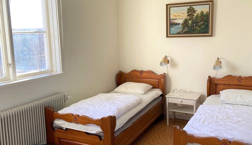 Habitación con 2 camas individuales, baño compartido, en edificio anexo