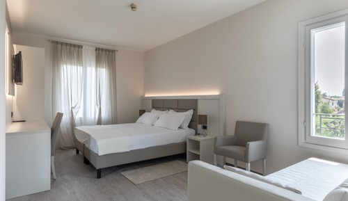 Habitación superior con 1 cama doble o 2 individuales, vistas al jardín