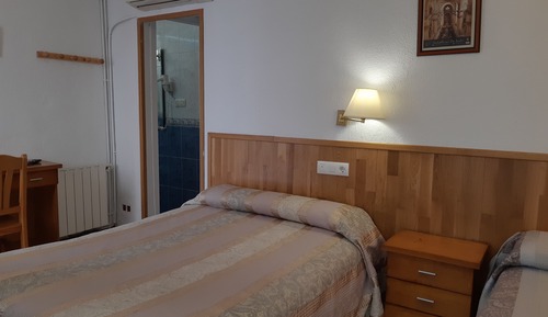 Habitación triple, baño privado (Cama Doble y Cama Individual)