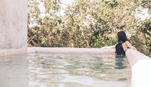 Ático romántico, 1 cama de matrimonio grande, piscina privada, vistas al jardín