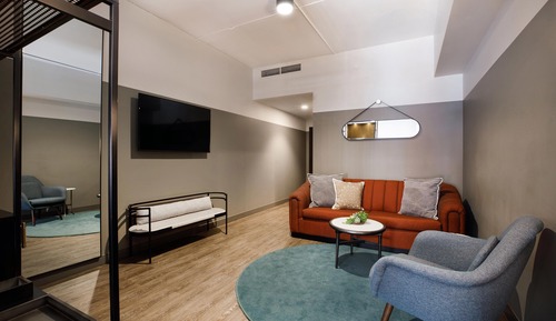 Habitación Deluxe, 1 cama de matrimonio grande con sofá cama (Mobility/Hearing Access, Roll-in Shwr)