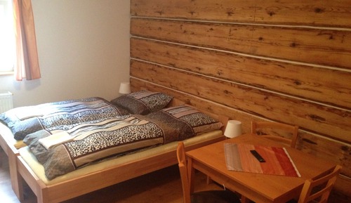 Habitación básica con 2 camas individuales
