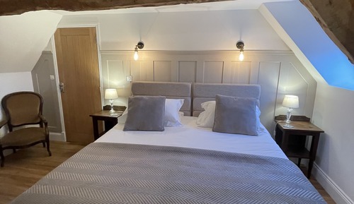 Habitación superior con 1 cama doble o 2 individuales, vistas al jardín