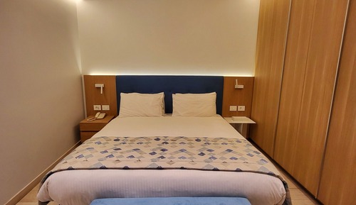 Deluxe Suite with Pool &amp; Gym Access