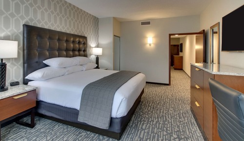 Suite, 1 cama de matrimonio grande con sofá cama (2 Rooms, Roll in Shower, Soaking Tub)