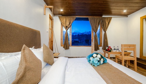 Habitación estándar doble, 1 cama de matrimonio grande, balcón, vistas a la montaña
