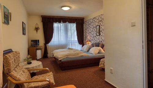 Habitación Confort, varias camas, balcón