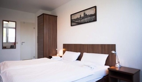 Habitación con 1 cama doble o 2 individuales, baño privado (DBL/TWN)