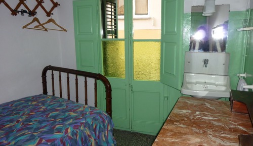 Habitación individual, baño compartido