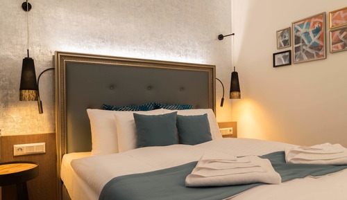 Deluxe Queen Room