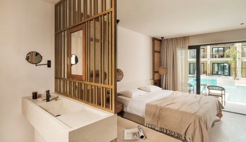 Swim-Up Suite