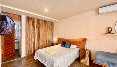 Habitación, 1 cama de matrimonio con sofá cama, baño privado, vistas a la piscina