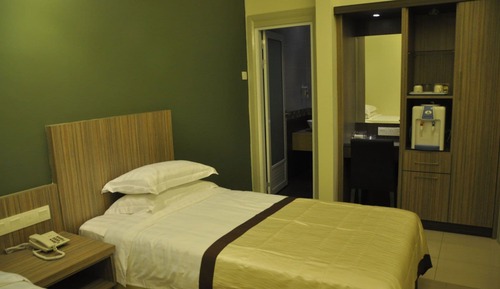 Habitación básica con 2 camas individuales