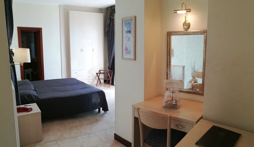 Habitación triple, vistas al mar