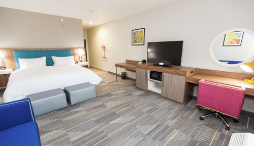 Habitación, 1 cama de matrimonio grande con sofá cama, frigorífico y microondas