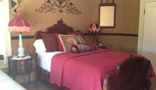 Renaissance Room (Shared Bathroom)
