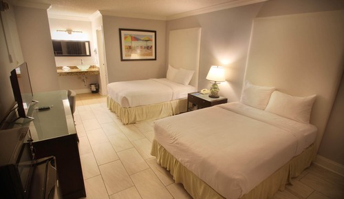 Suite, 2 camas de matrimonio, junto a la piscina