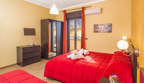 Habitación triple, vistas al mar