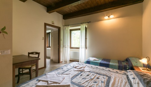 Habitación triple, vistas a la colina (Castagna)