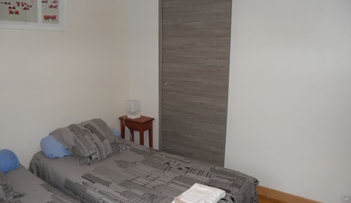 Habitación con 1 cama doble o 2 individuales, baño compartido, vistas al jardín