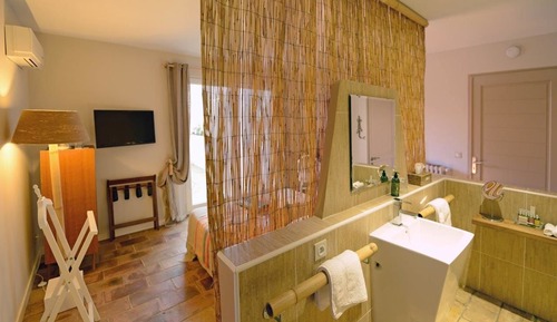 Habitación doble, baño privado, vistas al jardín (Les Canisses)