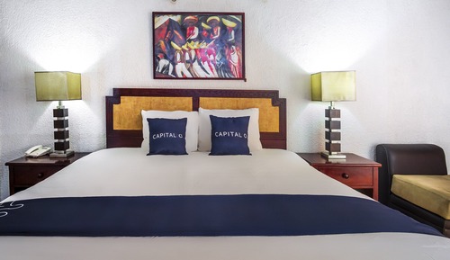 Suite superior, vistas parciales al mar