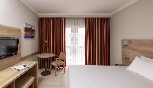 Habitación estándar con 1 cama doble o 2 individuales, vistas parciales al mar