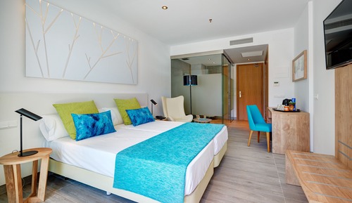 Habitación junior con 2 camas individuales, balcón