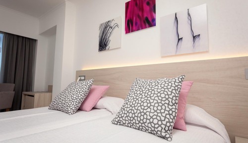 Suite, balcón (2 adults + 1 child)