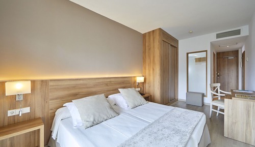 Habitación doble, balcón, vistas parciales al mar