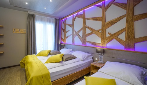 Habitación triple Confort, 1 cama doble con sofá cama