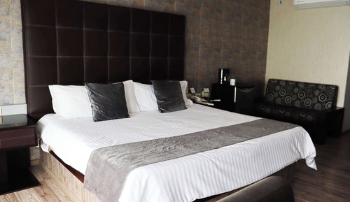 Suite, 1 cama de matrimonio grande, accesible para personas con discapacidad (Roll-In Shower)
