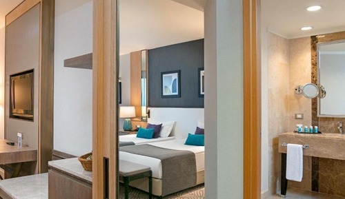 Deluxe Room with Side Sea View