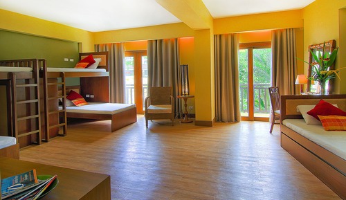 Dormitorio compartido familiar, varias camas