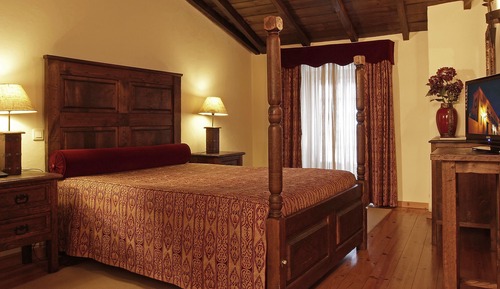 Habitación básica con 1 cama doble o 2 individuales, 1 cama doble o 2 individuales